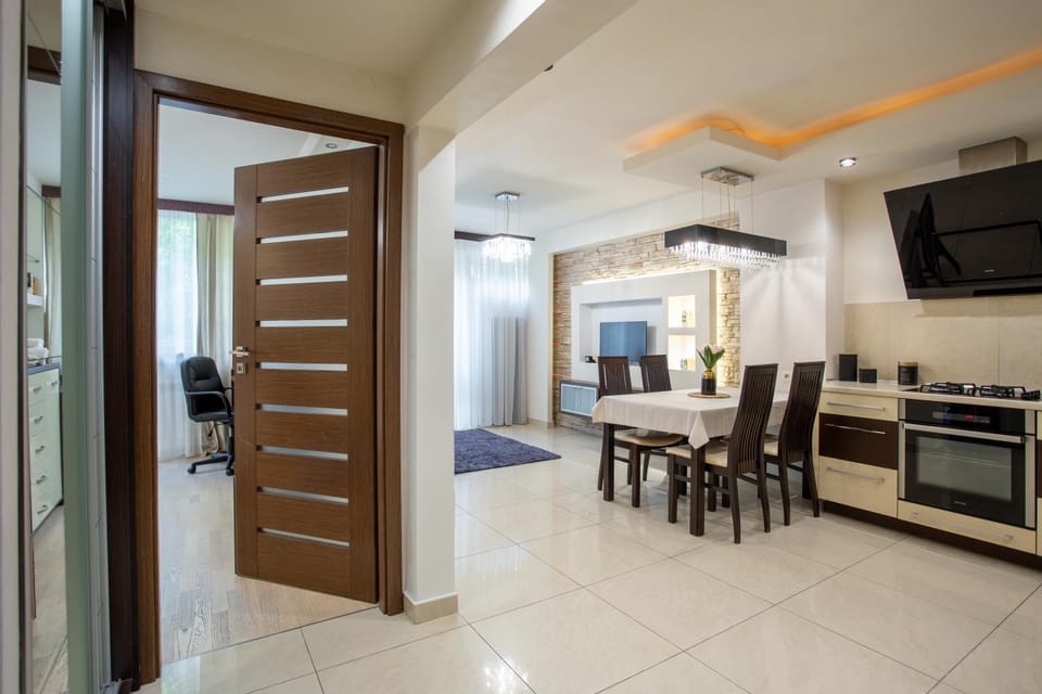 TV and multimedia, Kitchen or kitchenette, Living room, Seating area, Dining area, minibar, oven, pet friendly, stove