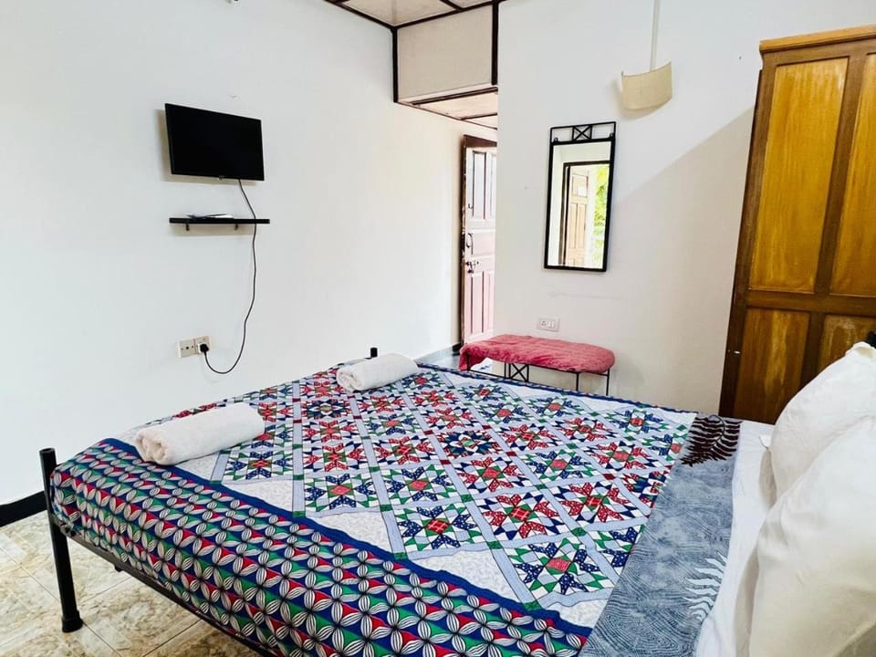 Bed, TV and multimedia, Bedroom