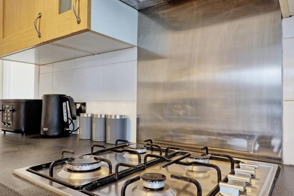 Large 8-Bedroom Home in a Great Location with Free Wi-Fi House in Southend-on-Sea