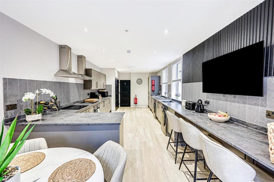 Large 8-Bedroom Home in a Great Location with Free Wi-Fi House in Southend-on-Sea