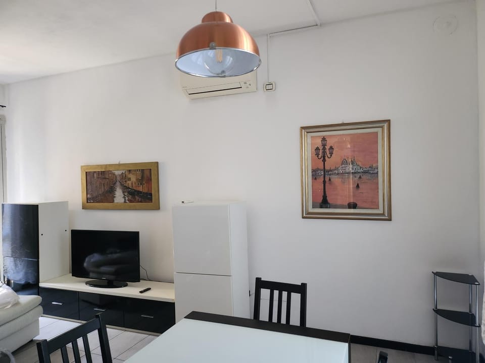 Communal lounge/ TV room, air conditioner