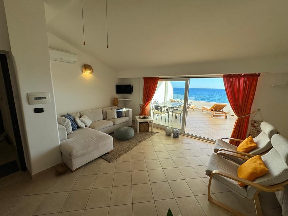 Bed, TV and multimedia, View (from property/room), Balcony/Terrace, Living room, Photo of the whole room, Seating area, Bedroom