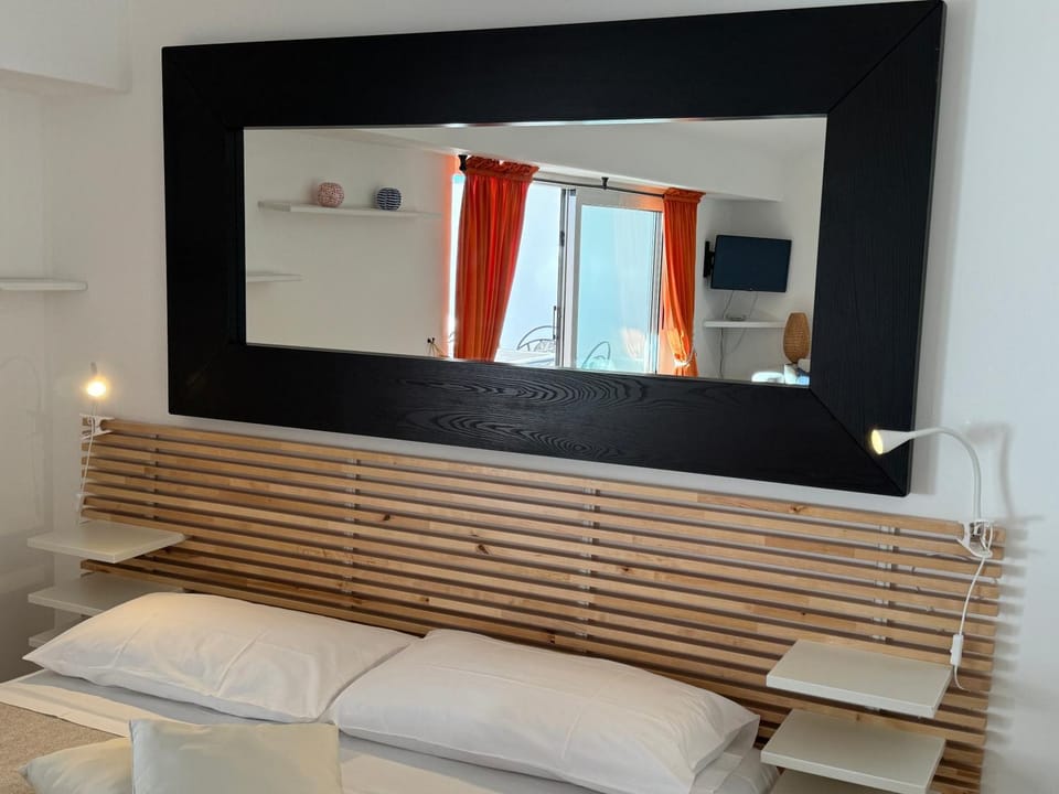 Bed, TV and multimedia, Living room, Photo of the whole room, Seating area, Bedroom