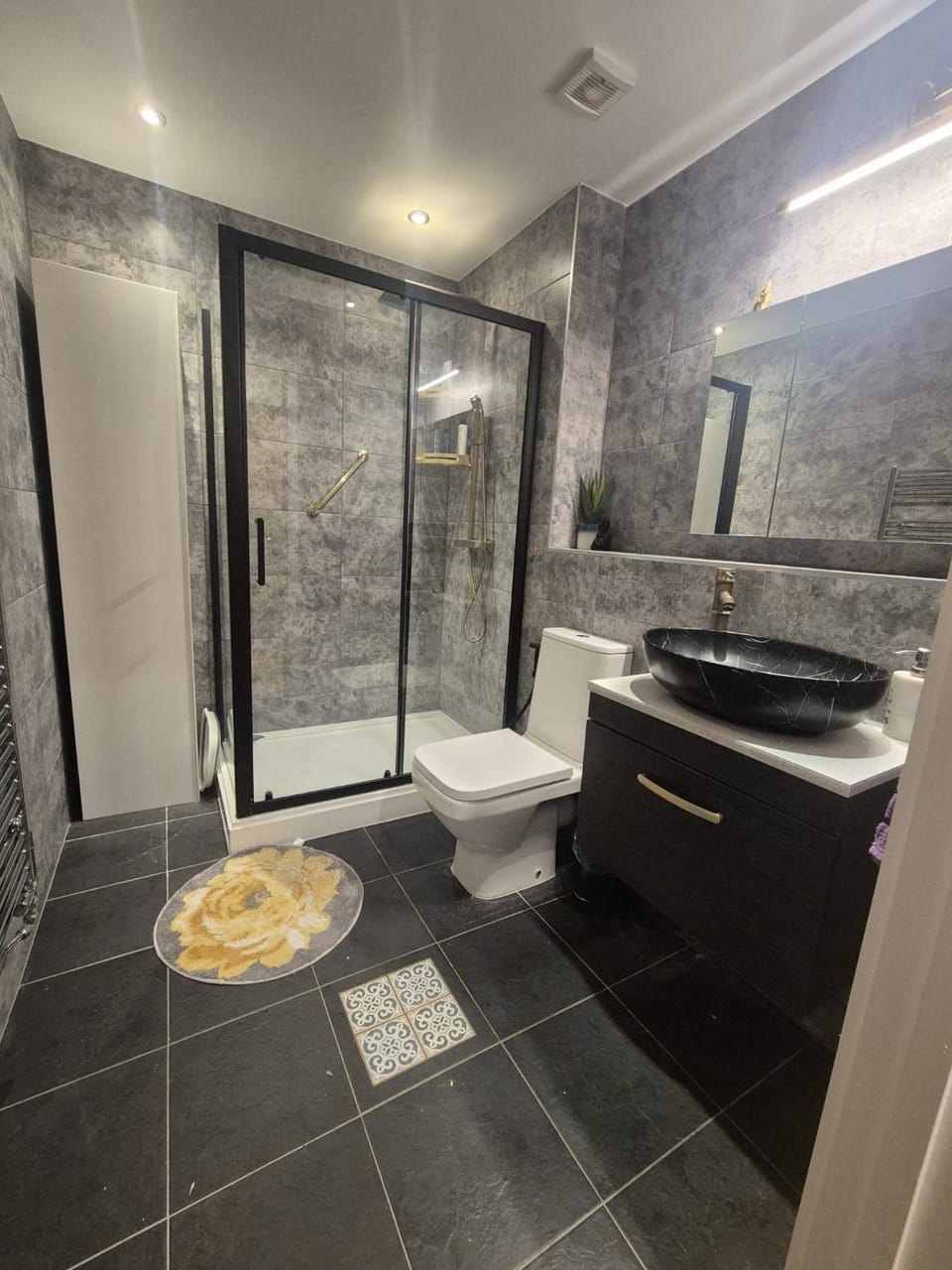 Shower, Toilet, Bathroom, bidet, towels