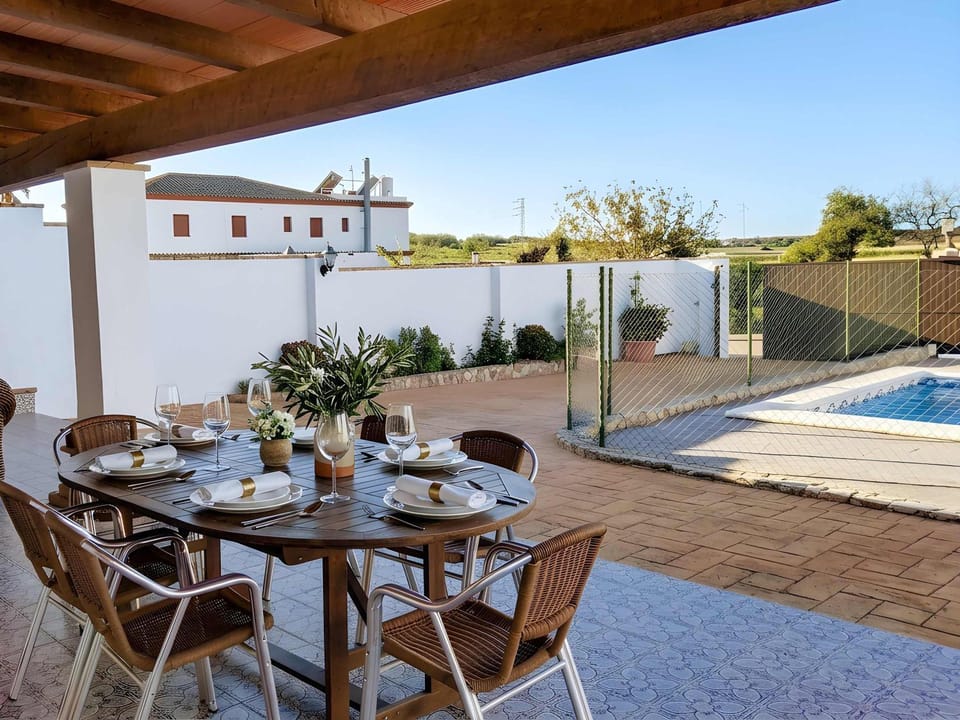 Chalet Piscina Privada vallada cerca del pueblo solo se permite familias y parejas Chalet in La Janda