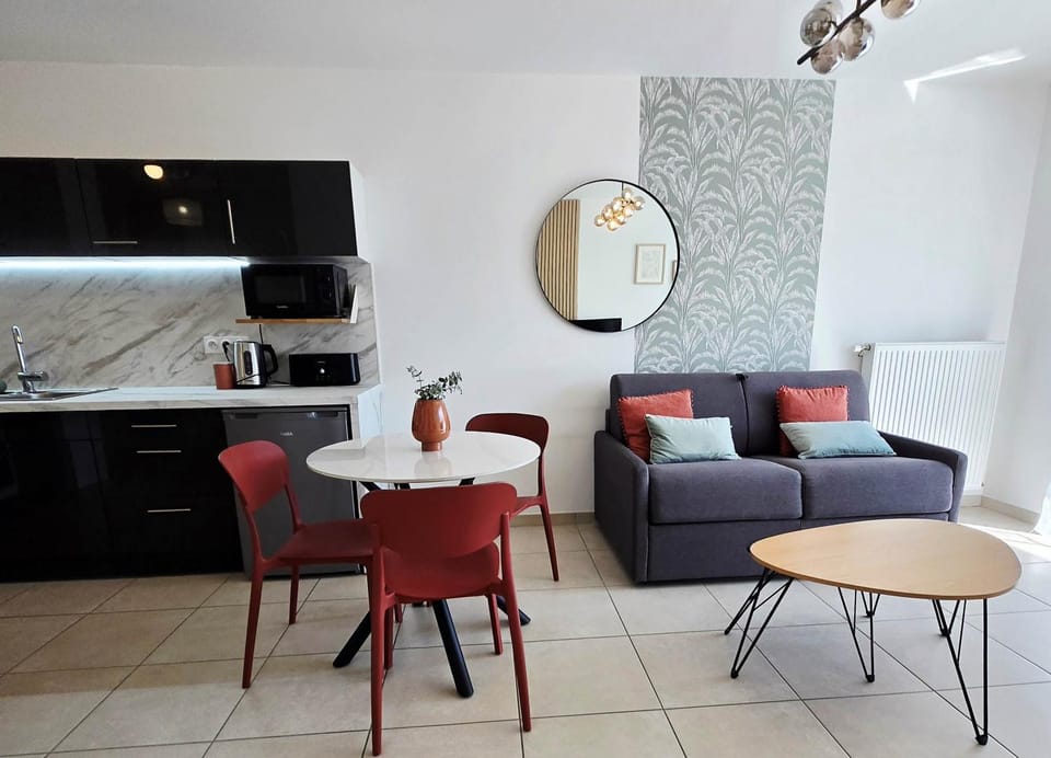 Seating area, Dining area, kitchen