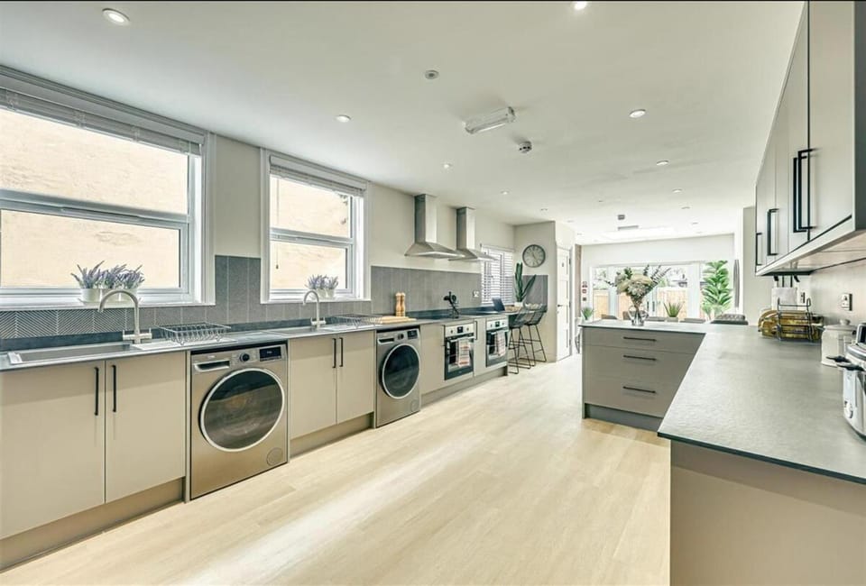 Relaxing 7-Bedroom House in an Ideal Location with Wi-Fi House in Southend-on-Sea