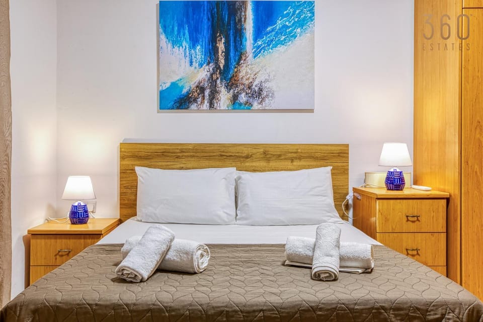 Bed, Photo of the whole room, Bedroom, towels