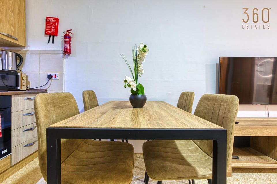 Kitchen or kitchenette, Living room, Seating area, Dining area, minibar, oven, stove