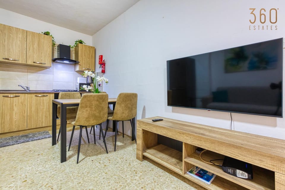 Communal lounge/ TV room, TV and multimedia, Kitchen or kitchenette, Dining area, Evening entertainment, minibar, oven