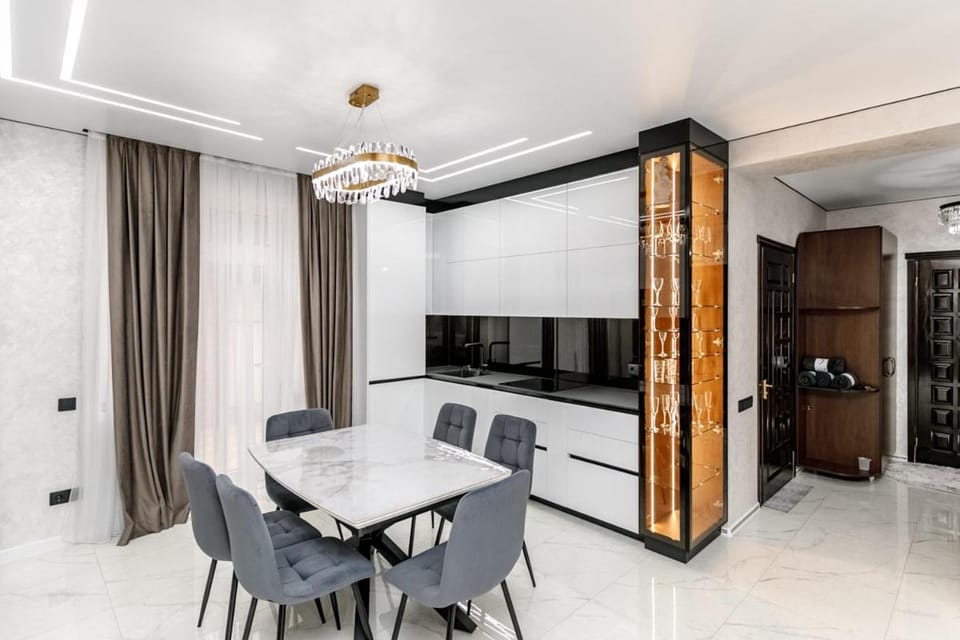 Kitchen or kitchenette, Dining area