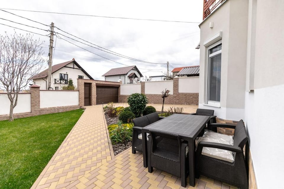 Garden, Seating area, Dining area