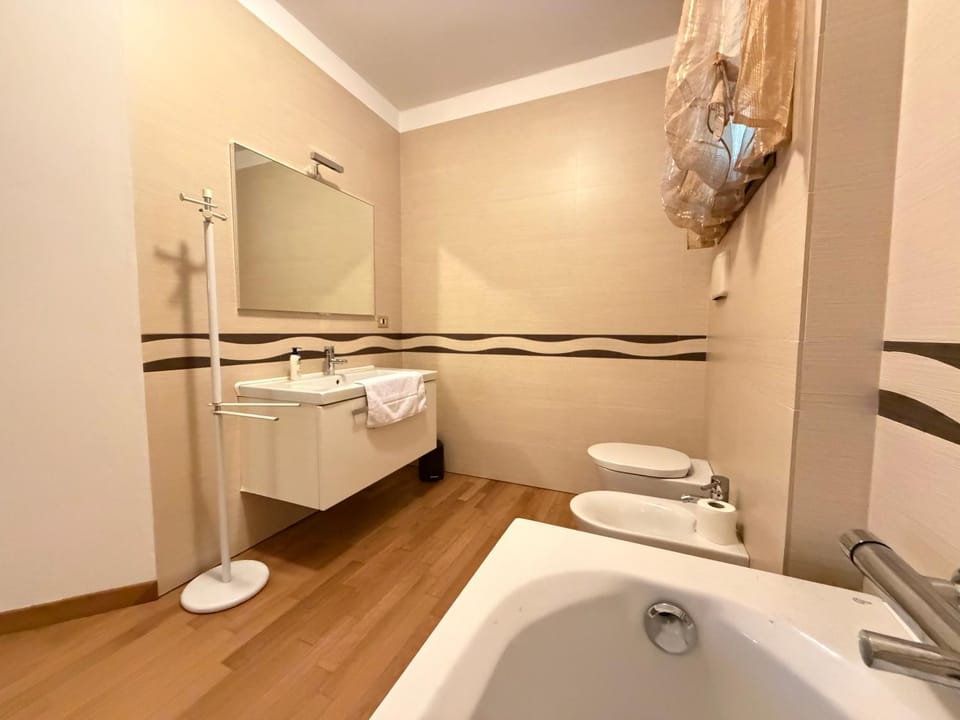 Shower, Toilet, Bathroom, Bath, bidet, towels