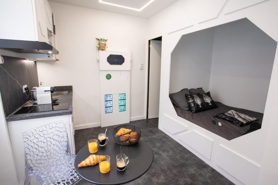 Bed, Kitchen or kitchenette, Seating area, Dining area