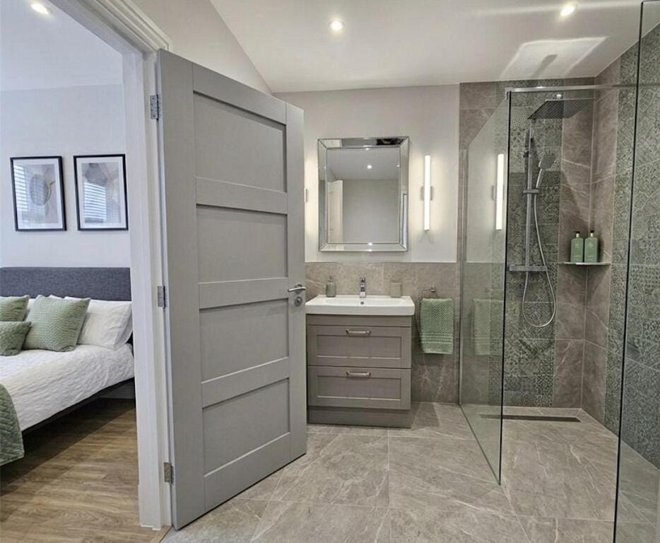 Inviting 7-Bedroom House in a Great Location with Free Wi-Fi House in Southend-on-Sea
