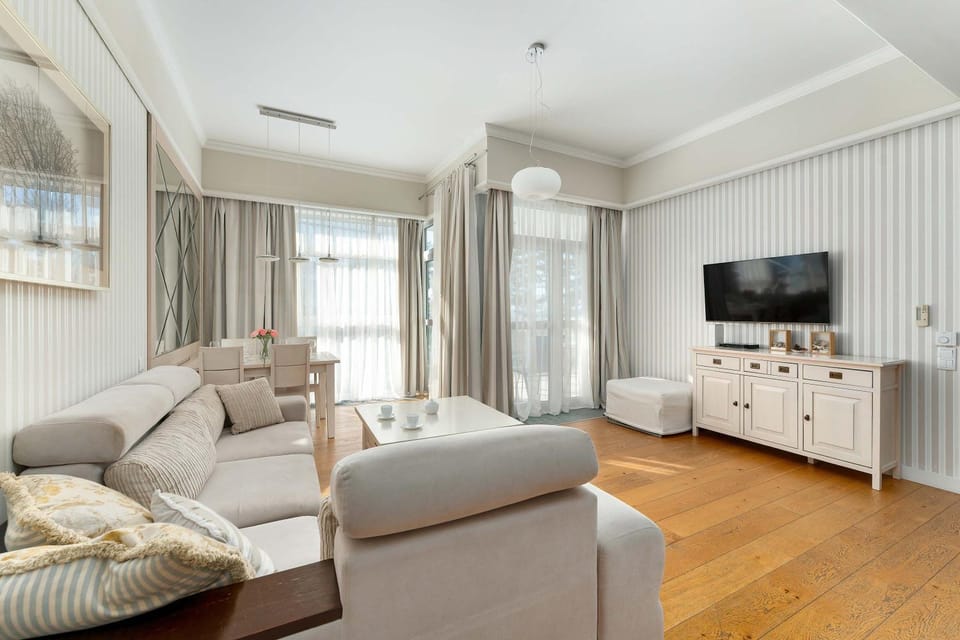 TV and multimedia, Living room, Seating area, Evening entertainment
