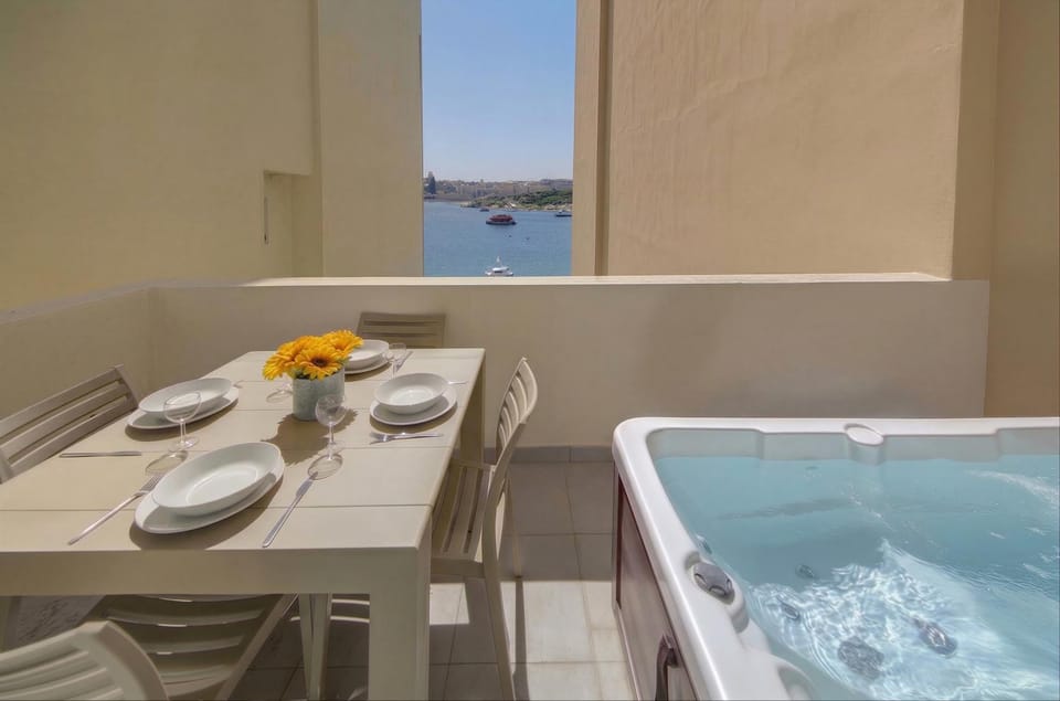Natural landscape, Hot Tub, Lake view, River view, towels