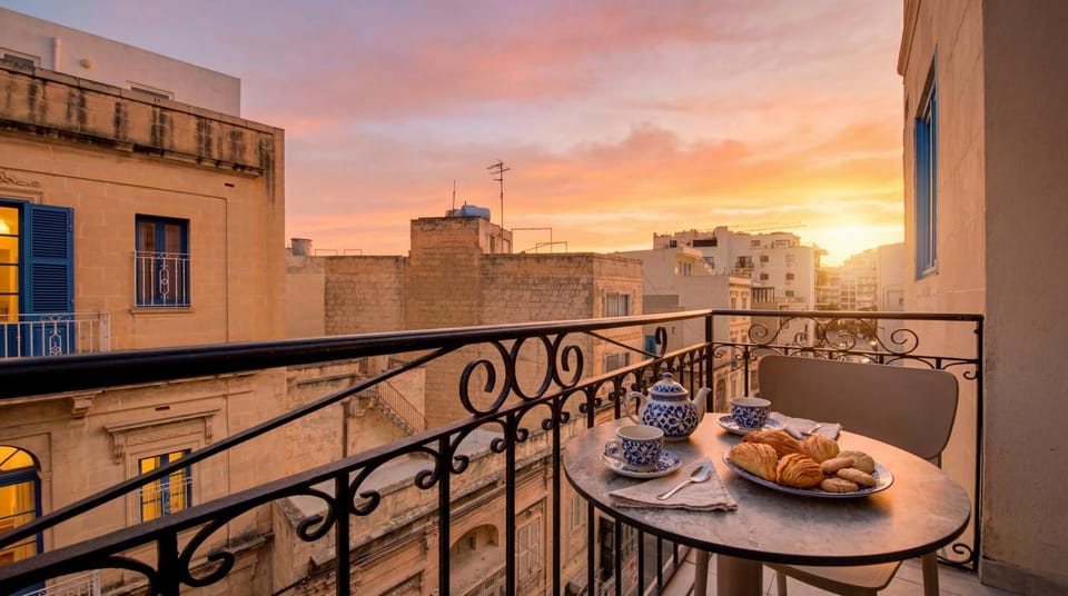 Property building, Patio, Day, Coffee/tea facilities, View (from property/room), Balcony/Terrace, Food and drinks, Dining area, Food, City view, Breakfast, Continental breakfast