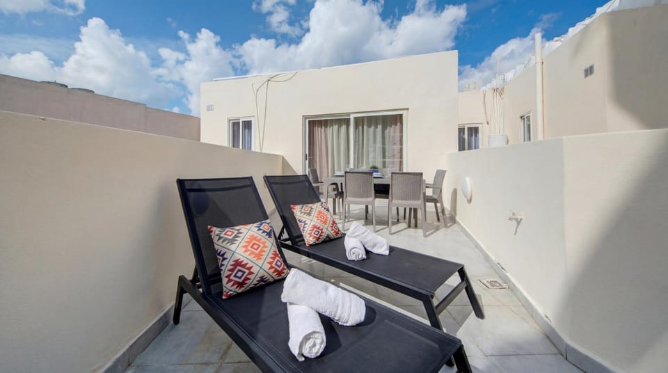 Patio, Day, View (from property/room), Balcony/Terrace, Living room, Seating area, Dining area, sunbed, towels