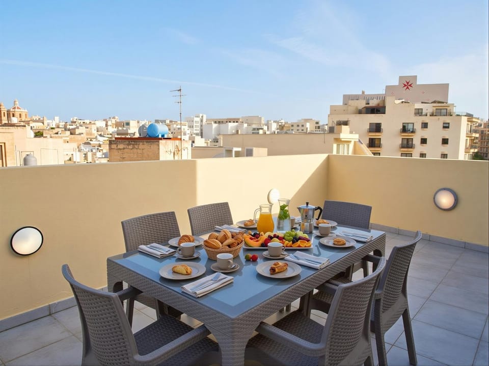 Property building, Patio, Day, View (from property/room), Balcony/Terrace, Food and drinks, Dining area, Food, City view, Breakfast, Continental breakfast, Lunch, Dinner, Drinks