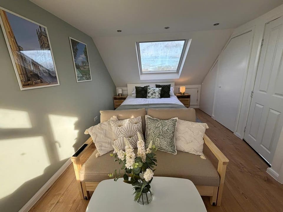 Bed, Photo of the whole room, Seating area, Bedroom