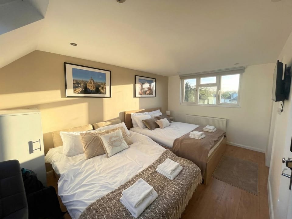 Bed, TV and multimedia, Photo of the whole room, Bedroom, towels