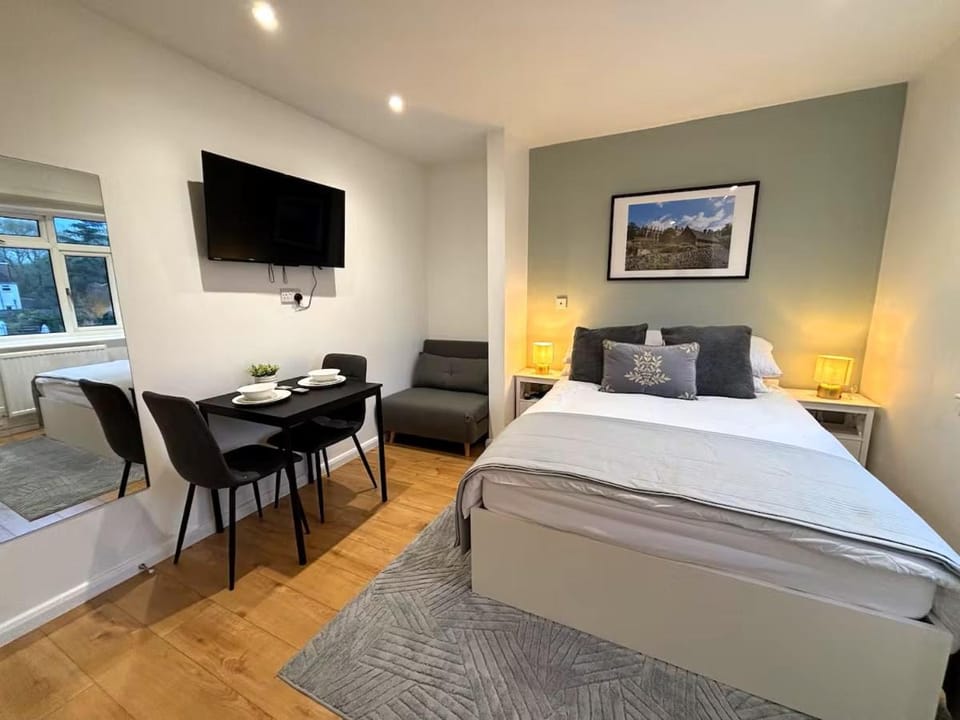 Bed, TV and multimedia, Photo of the whole room, Seating area, Bedroom