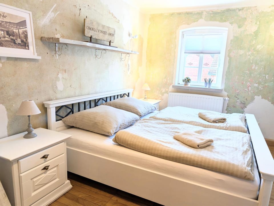 Bed, Bedroom, towels