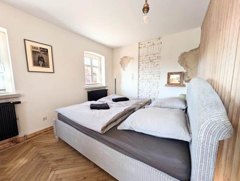 Bed, Living room, Photo of the whole room