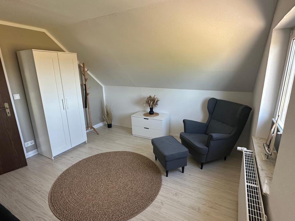 Seating area, Bedroom, wardrobe