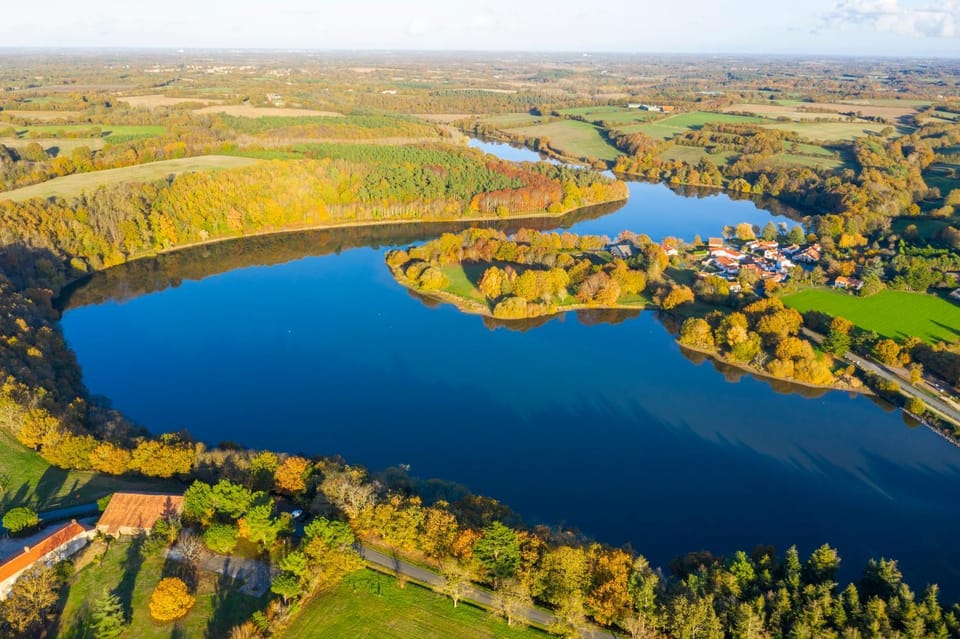 Camping le Lac du Jaunay Campground/ 
RV Resort in Pays de la Loire