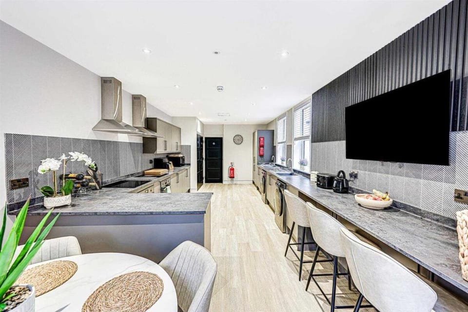 Contemporary 7-Bedroom Home with Free Wi-Fi & Parking House in Southend-on-Sea