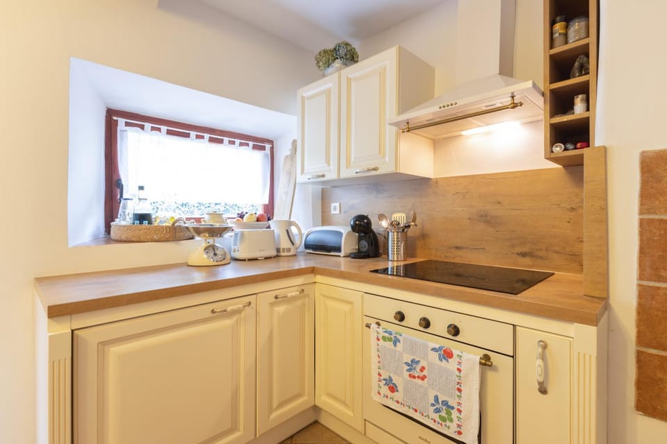 Coffee/tea facilities, Kitchen or kitchenette, stove, toaster