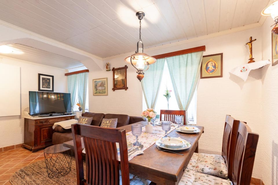 TV and multimedia, Kitchen or kitchenette, Seating area, Dining area