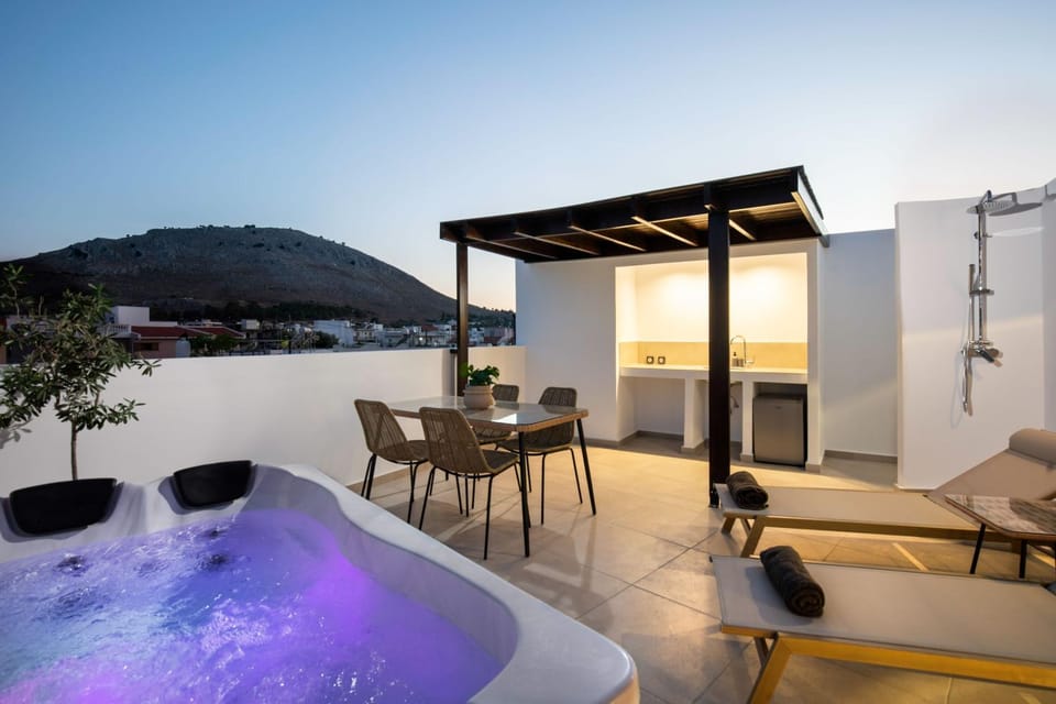 Hot Tub, Balcony/Terrace, Pool view