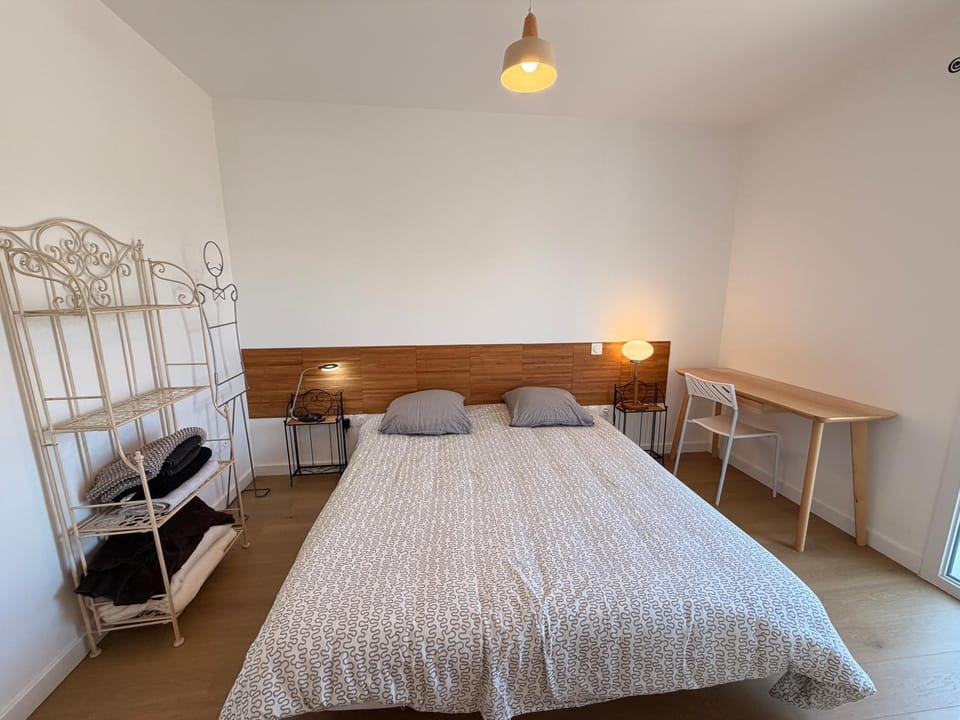 Bed, Photo of the whole room, Seating area, Bedroom