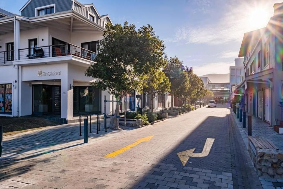 Chic Explorers Hideaway Doorstep of Cafes and Ocean Apartment in Hermanus