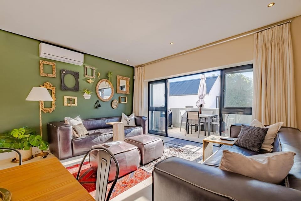 Chic Explorers Hideaway Doorstep of Cafes and Ocean Apartment in Hermanus