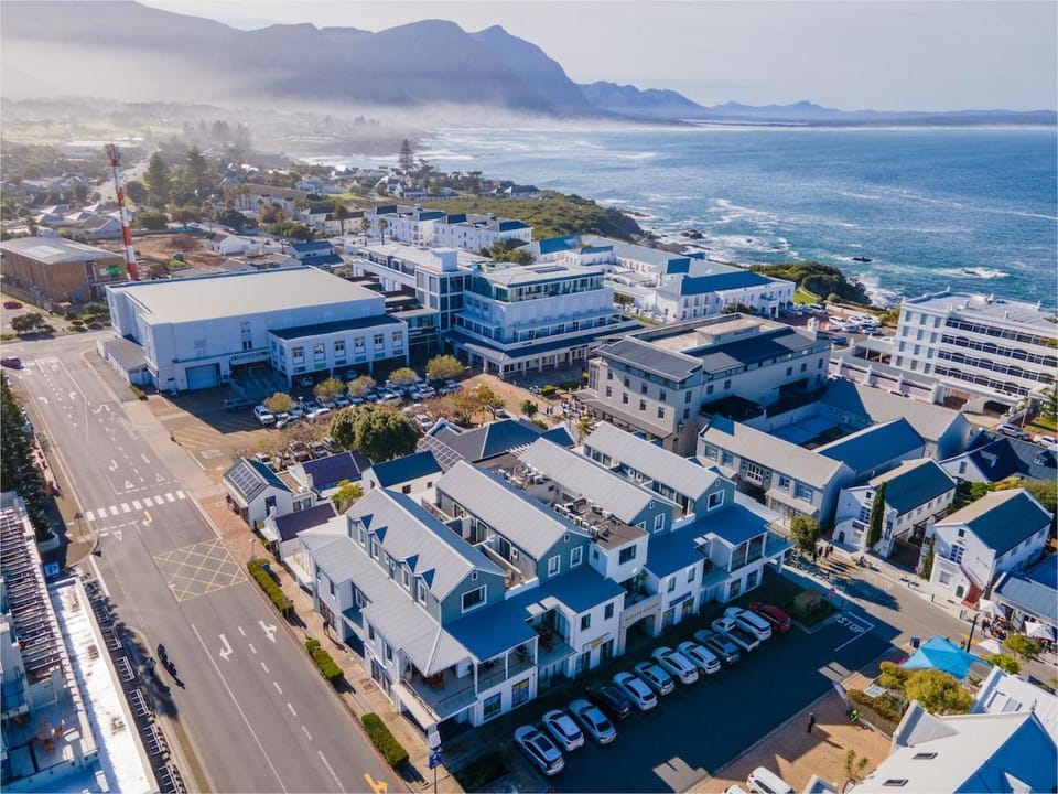 Chic Explorers Hideaway Doorstep of Cafes and Ocean Apartment in Hermanus