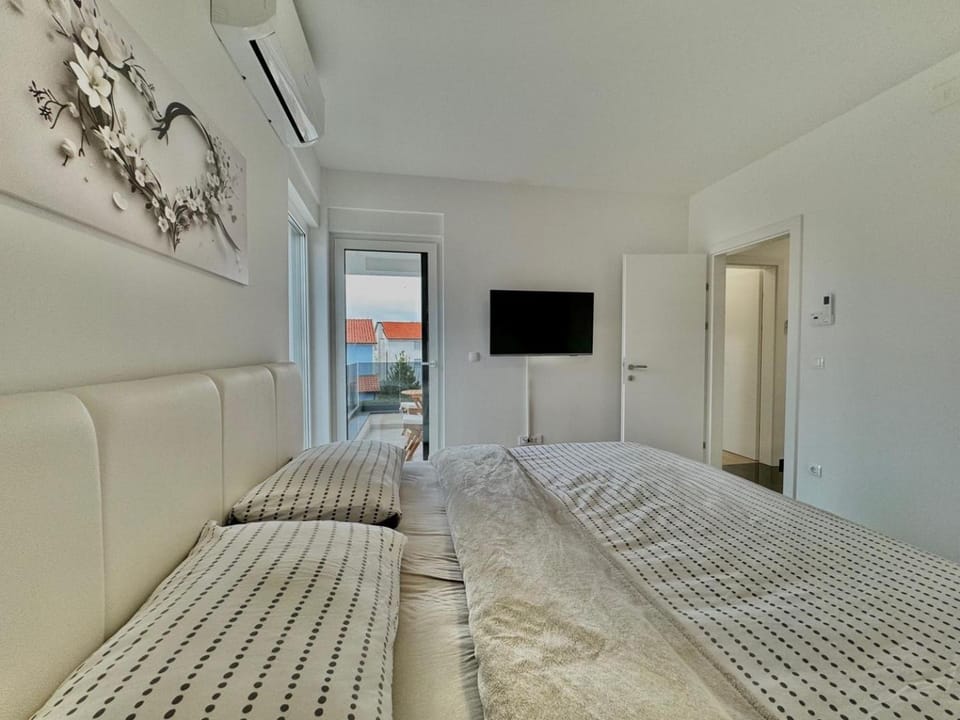 TV and multimedia, Photo of the whole room, Bedroom