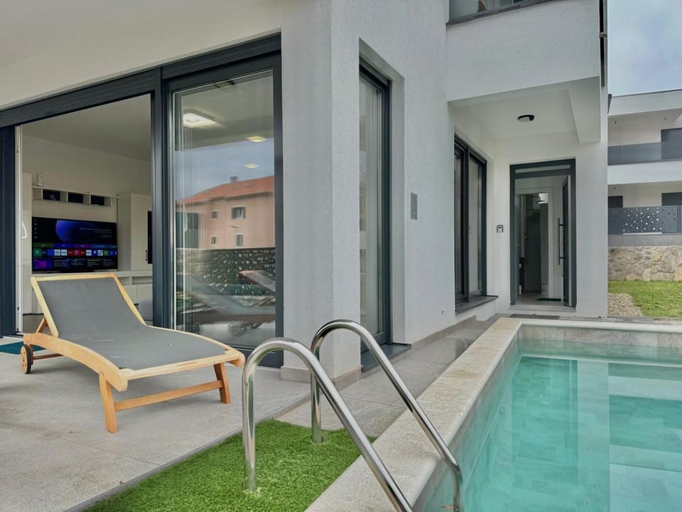 Property building, Swimming pool