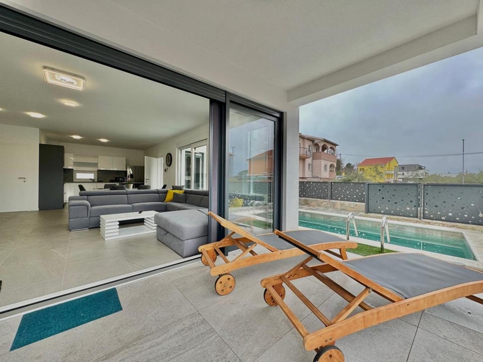 Patio, Balcony/Terrace, Swimming pool, sunbed