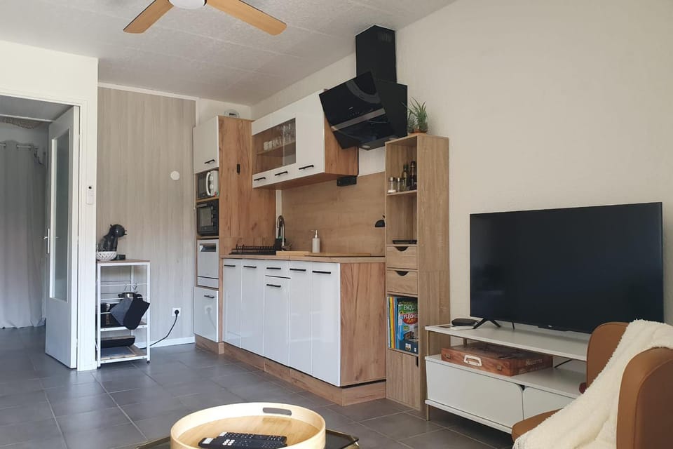 Apartment with loggia 300m from the beach Apartment in French Riviera