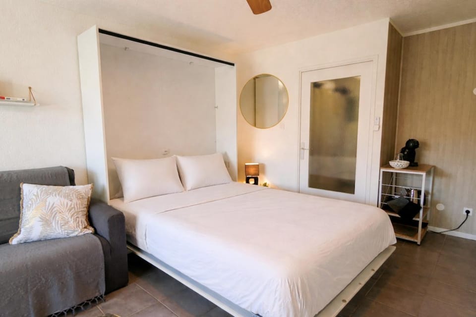 Apartment with loggia 300m from the beach Apartment in French Riviera