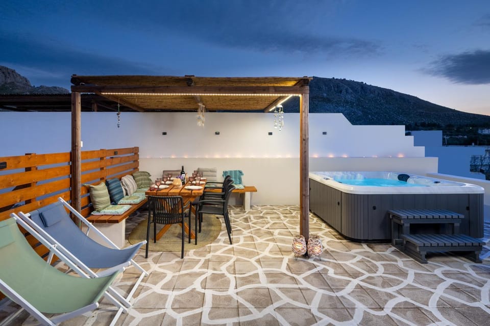 Hot Tub, Seating area, Dining area, sunbed