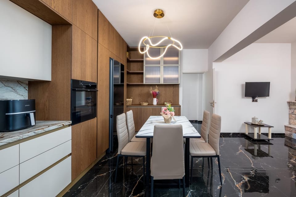 Kitchen or kitchenette, Living room, Seating area, Dining area
