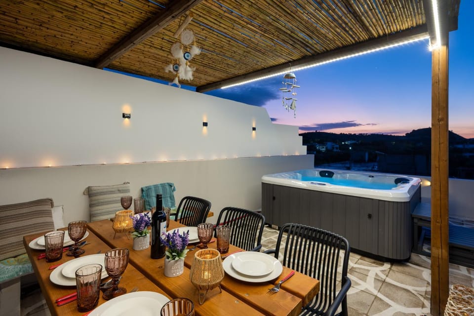 Hot Tub, Dining area