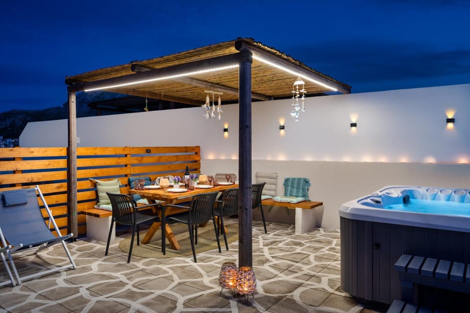 Natural landscape, Hot Tub, Seating area, Dining area