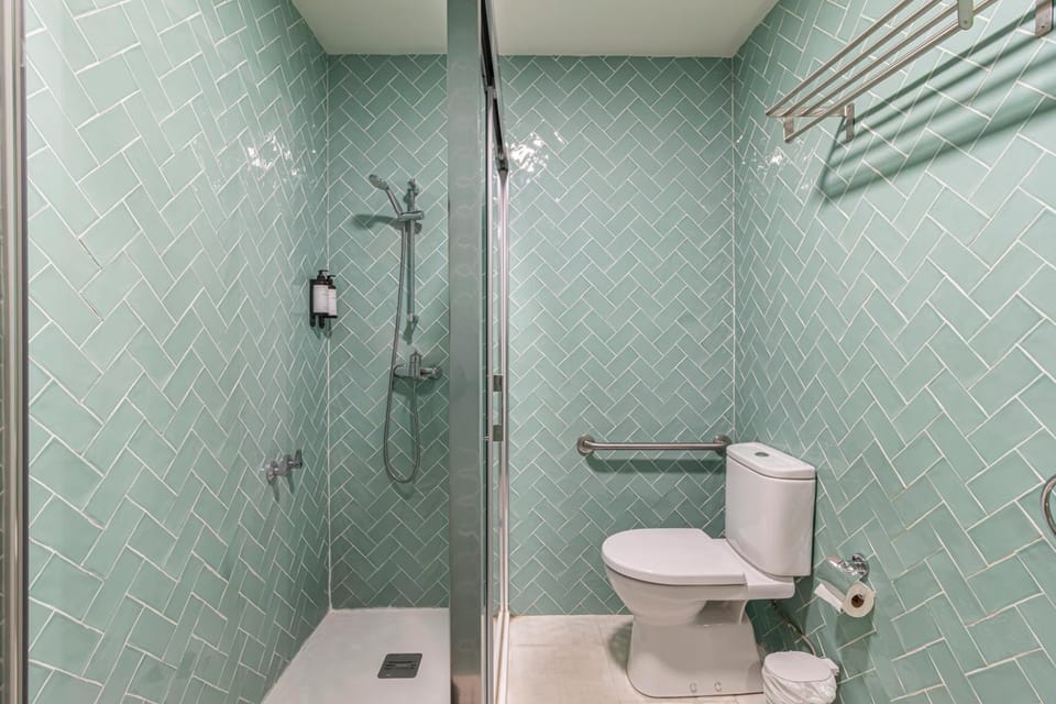 Shower, Toilet