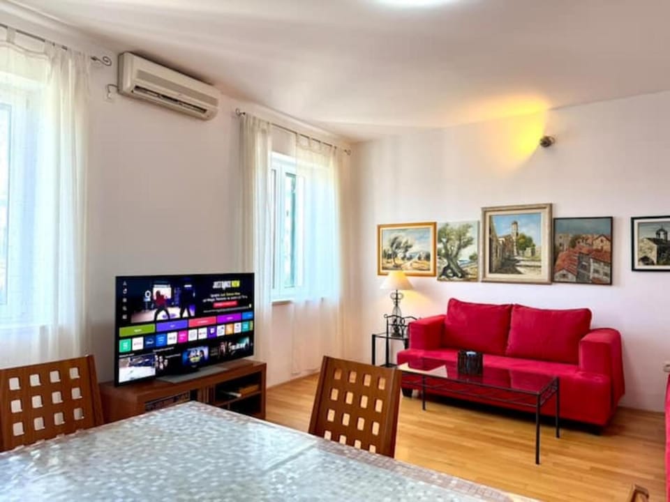 NEW West Coast Ap - Walk to Beach & Old Town Apartment in Split
